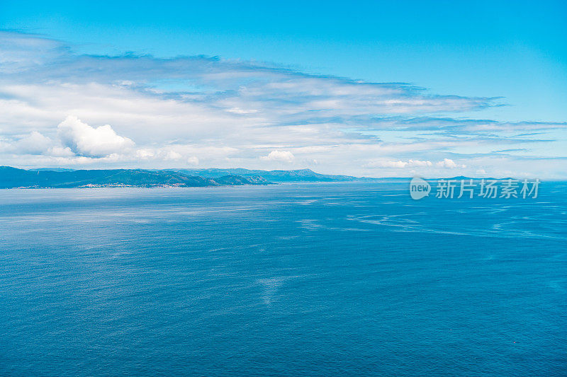 海水和天空。菲尼斯特雷(Finisterre)的海岸景色，圣地亚哥卡米诺河(Camino de Santiago)的尽头;菲尼斯特雷,西班牙